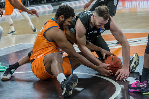 在首回合落 在首回合落