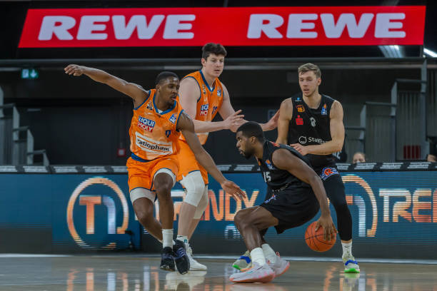 西甲：暂居第二 皇家马德里队2-1巴列卡诺队.