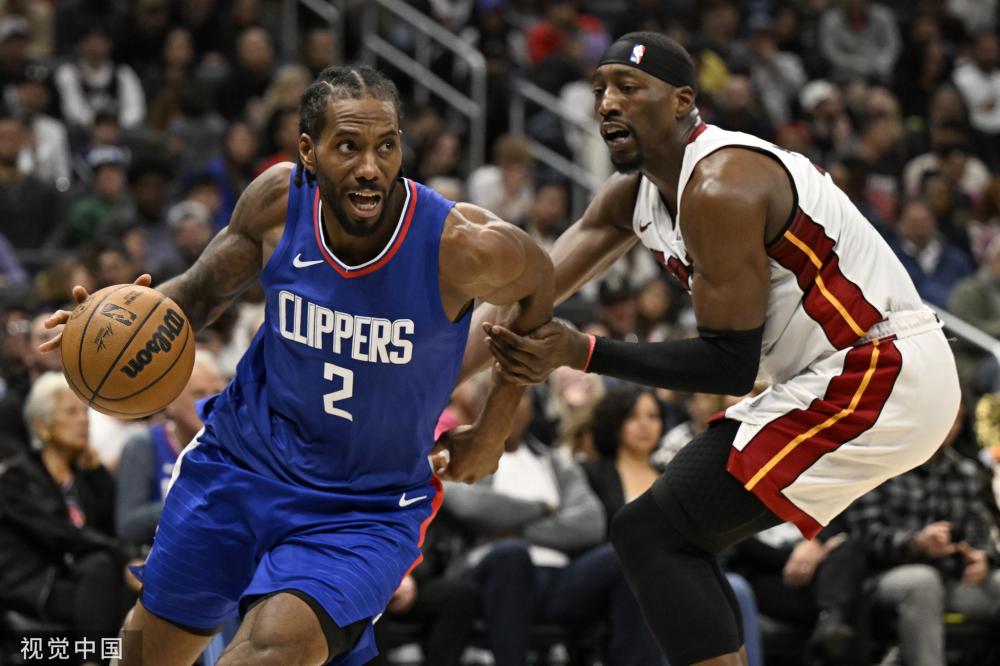 克雷桑暴怒险罢赛！彭欣力补时染红，犯规后辱骂主裁，3次争议判罚